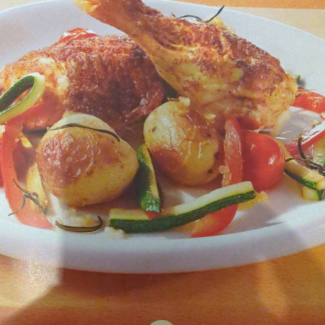 Hähnchenschenkel mit Ofengemüse