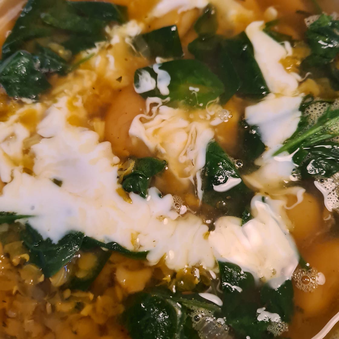 Rote Linsensuppe mit Riesenbohnen, Spinat und Kurkuma