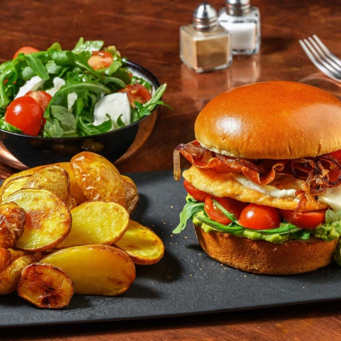 Kipburger met mozzarella en serranoham