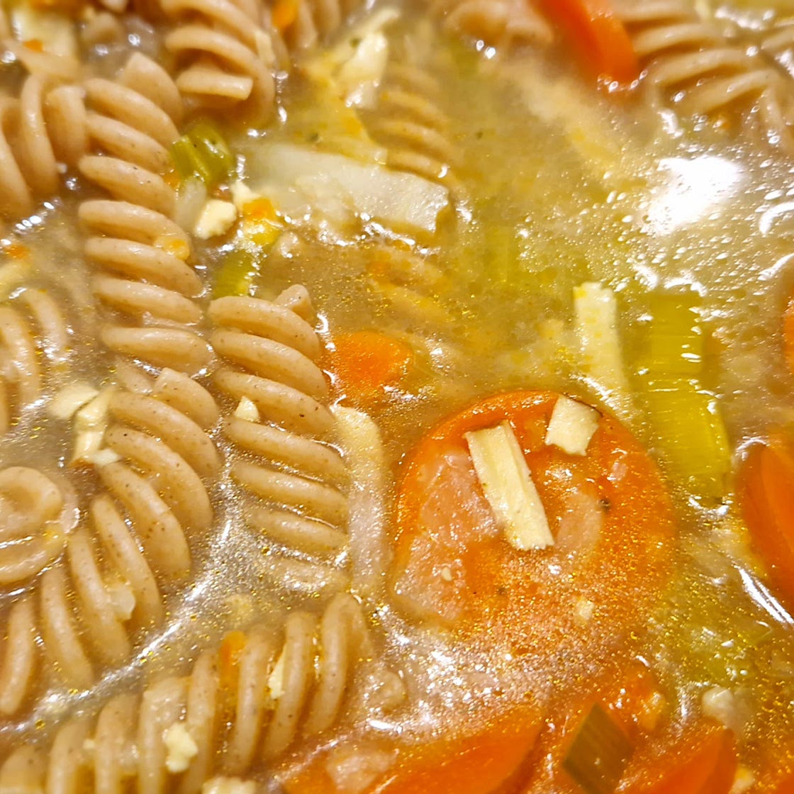 Nudelsuppe mit Tofu (oder Jackfrucht)