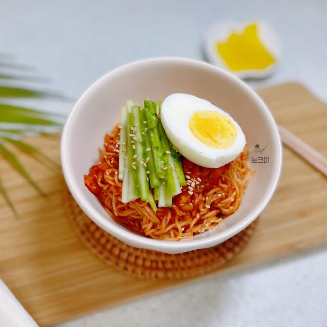 김치를 넣어 더 맛있는 매콤새콤한 비빔국수 레시피