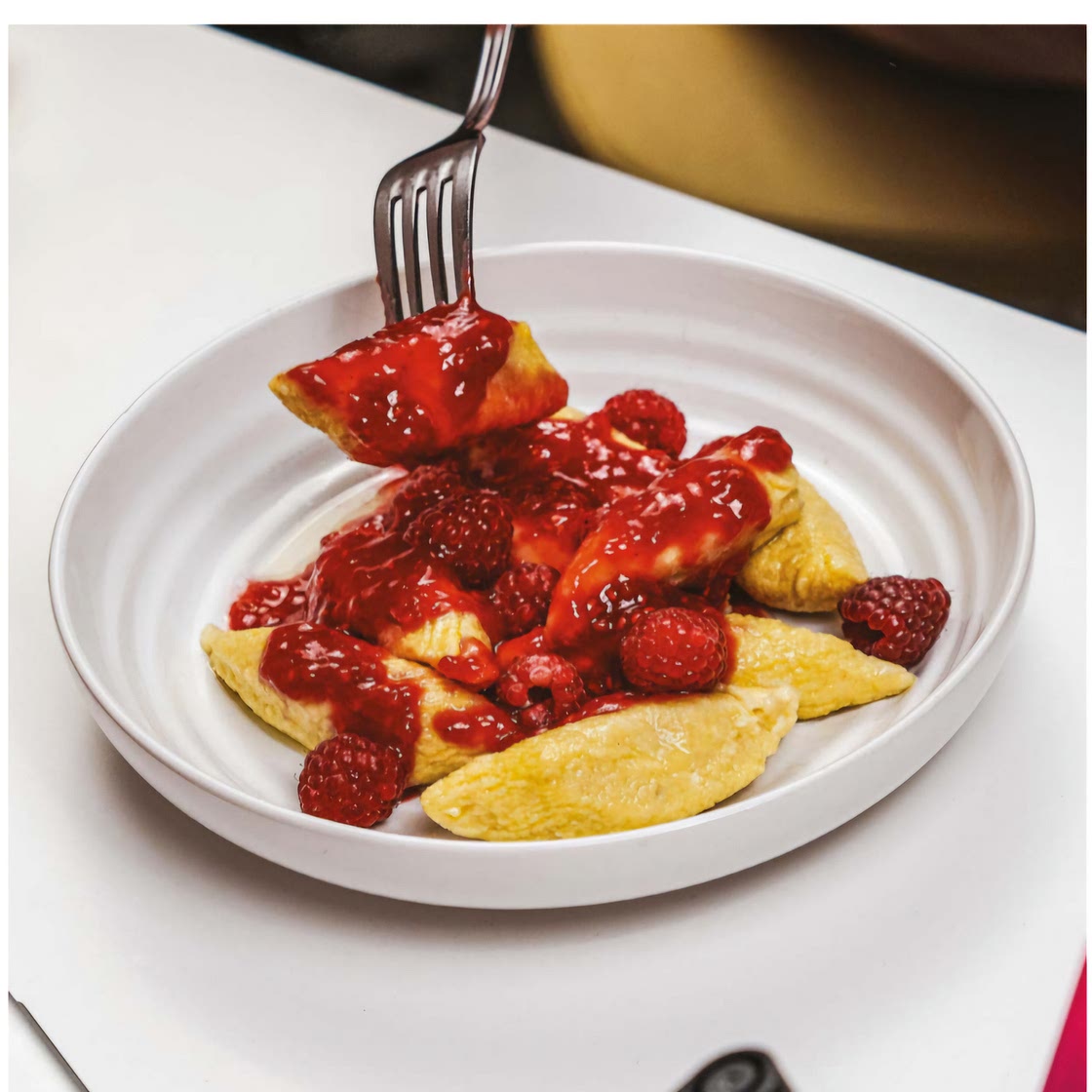 Bananowe pierogi leniwe 
z domowym sosem malinowym