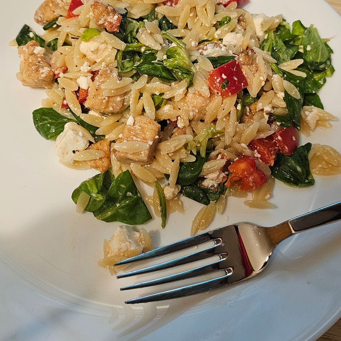 Orzo z roszponką i serem feta