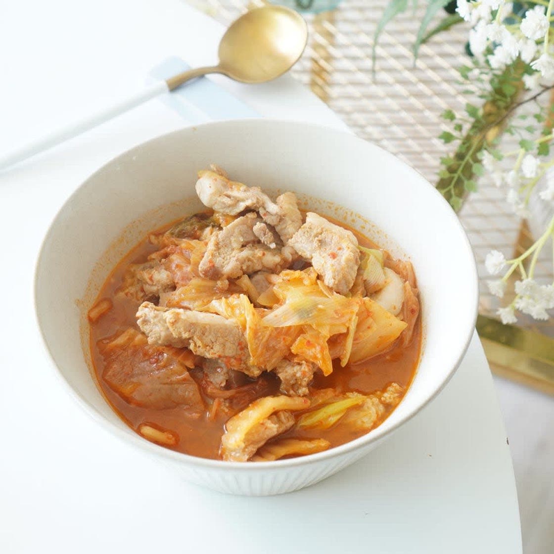 집에서 삼겹살요리 김치찌개 고기 넣고~