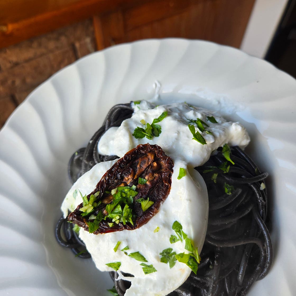 Spaghettis Negros con Burrata de Trufa Blanca