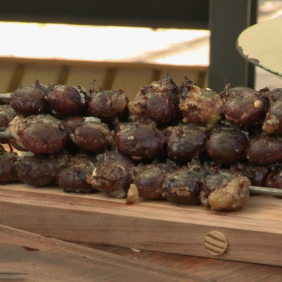 Brochetas de riñones de cordero al limón en barbacoa