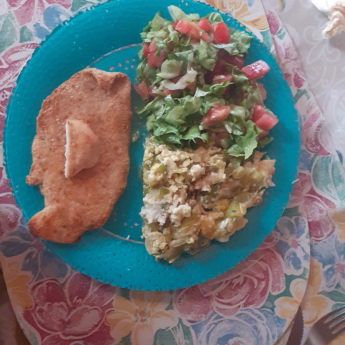 Milanesa de pollo con ensalada y revuelto de zapalliitos.
