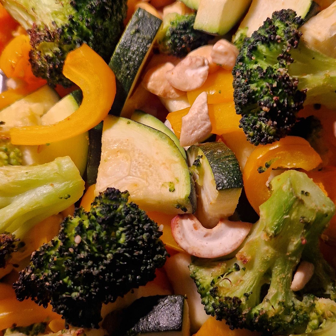 Mie Nudeln mit Gemüse und Erdnuss-Soße