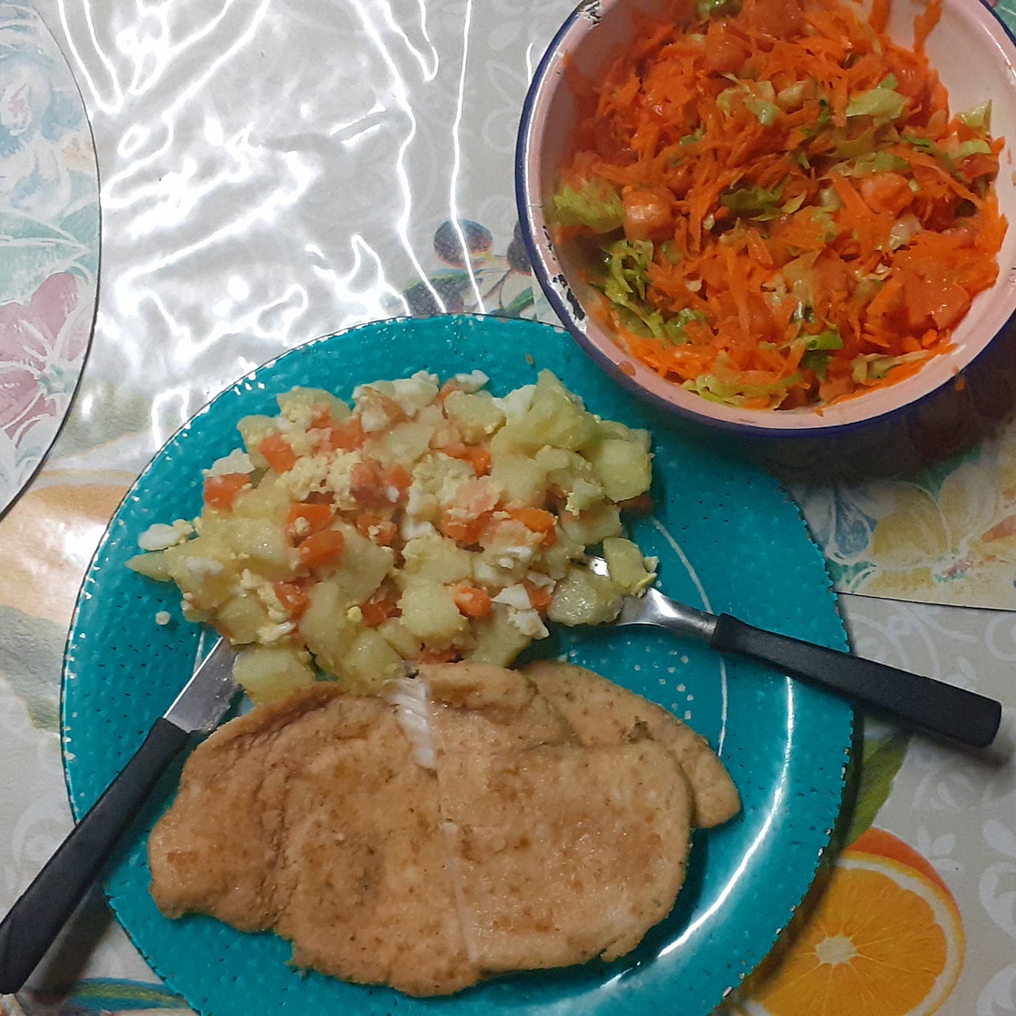 Milanesa con papas y ensalada.