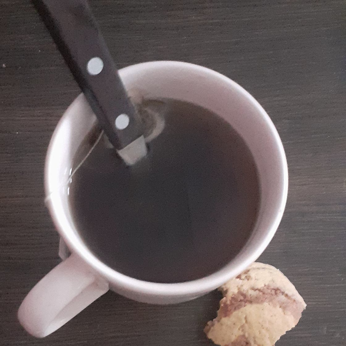 Té de frutos rojos y 1 galletita