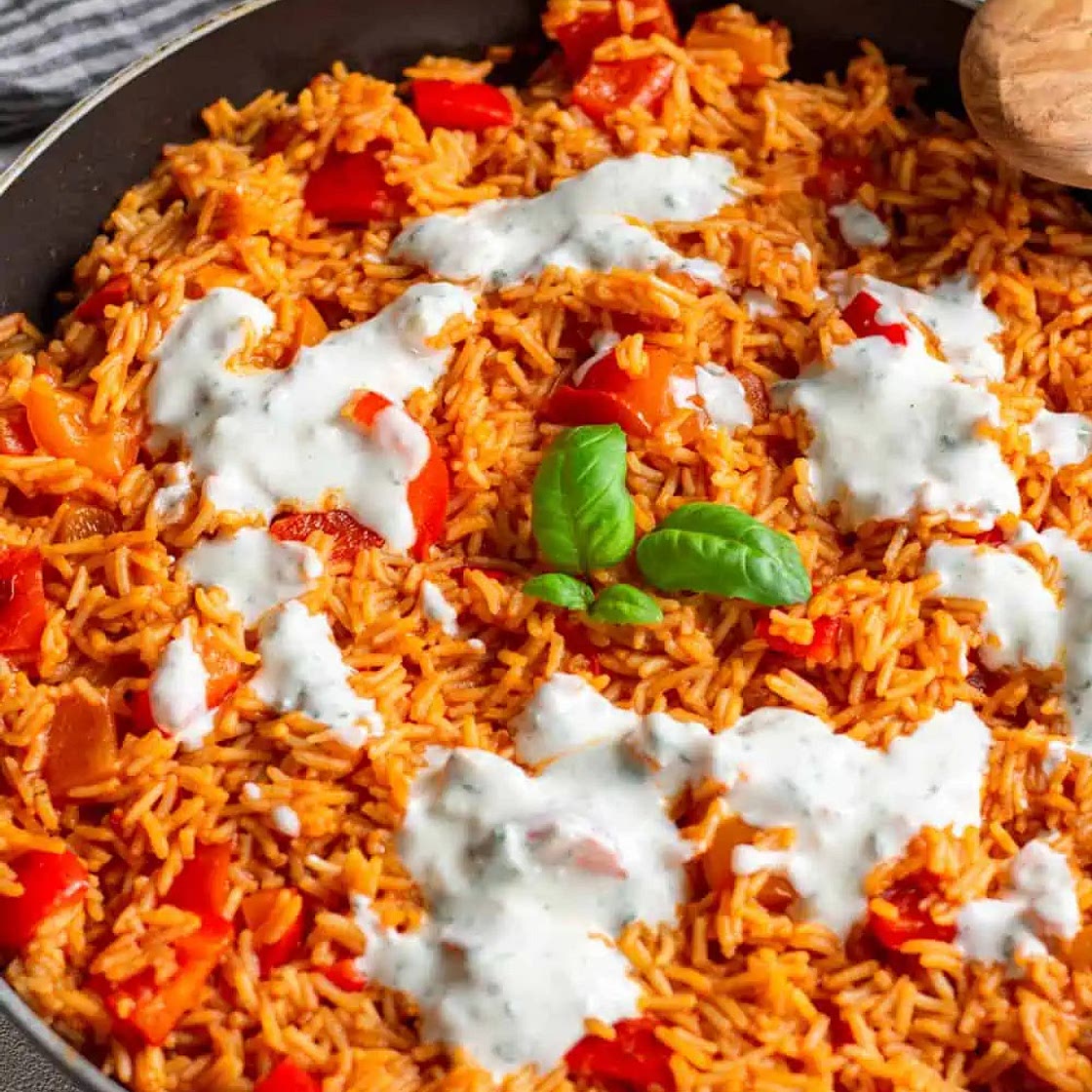 Onepot Paprika-Reis mit Joghurt Soße