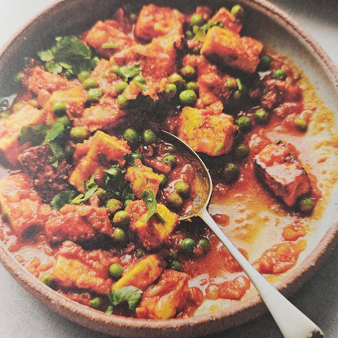 Spiced paneer with tomato and green peas