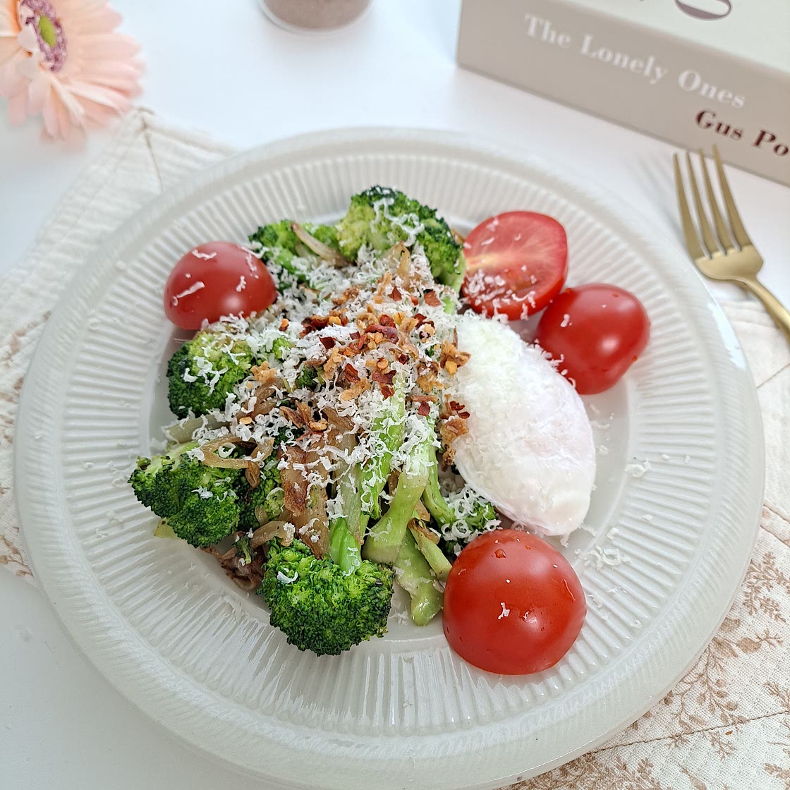 아침 웰빙식단 수란&브로컬리 구이