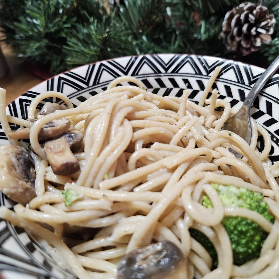 Broccoli and mushrooms sauce for pasta 