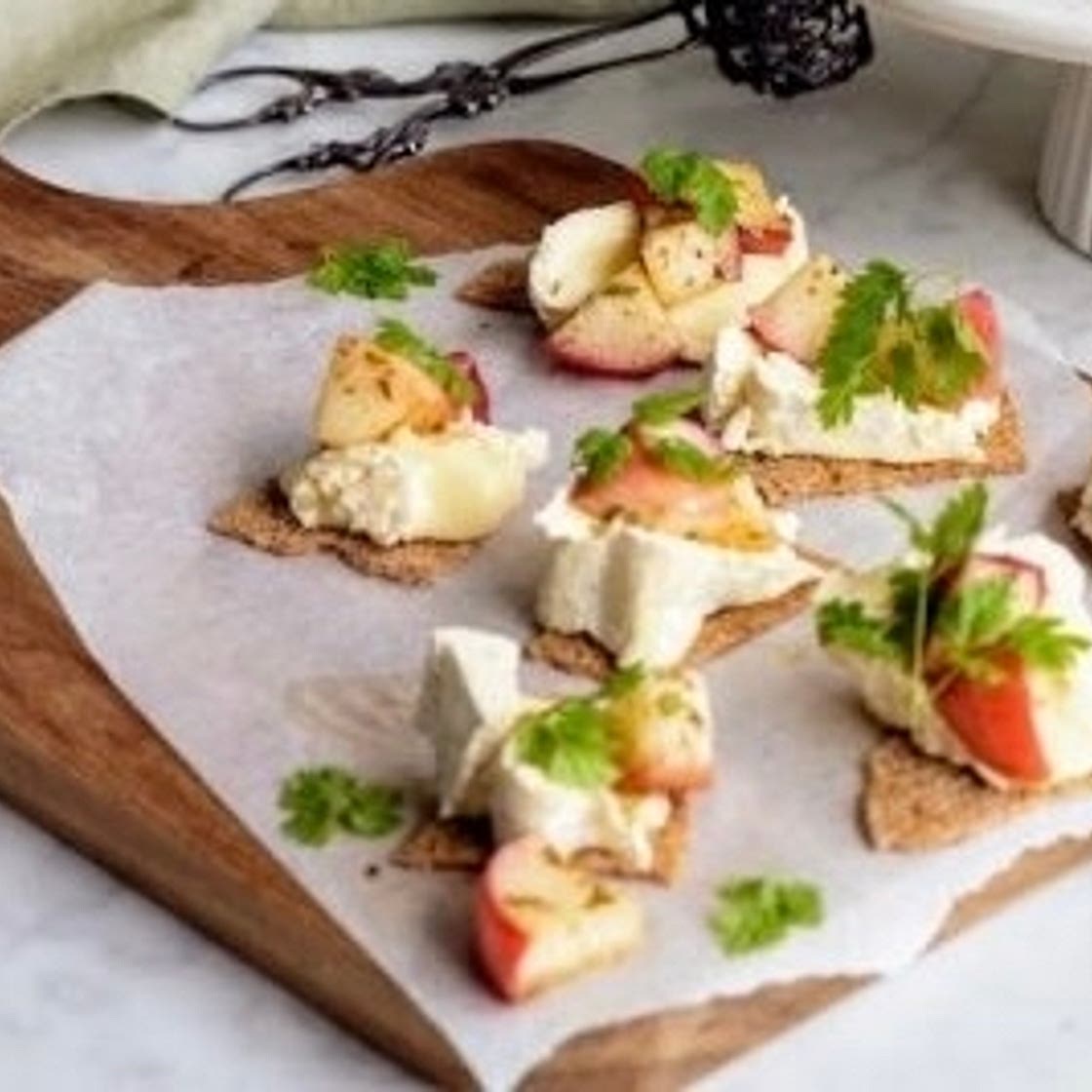 Camembert med kryddiga äpplen på rågcrisp