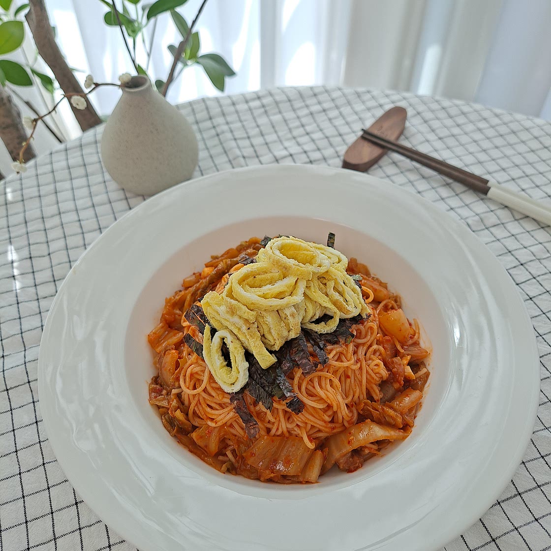 새콤달콤매콤 김치비빔국수