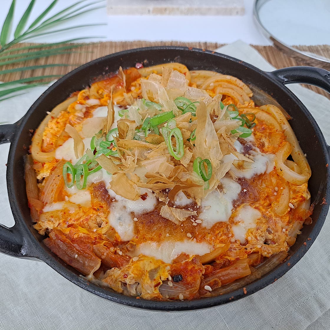 얼큰하고 푸짐한 돈까스 김치나베