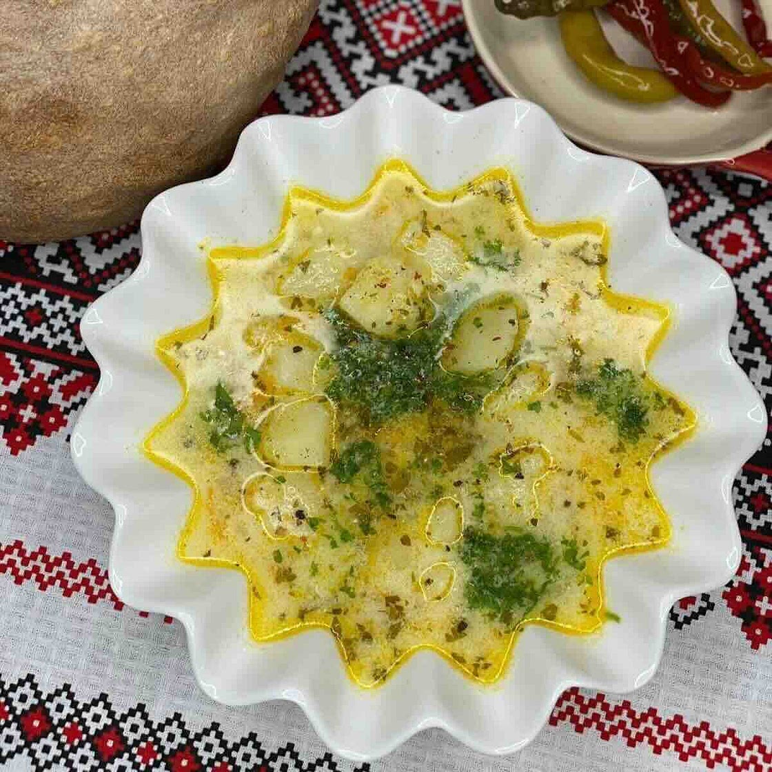 Creamy Potato Soup with Garlic and Yogurt: A 30-Minute Recipe
