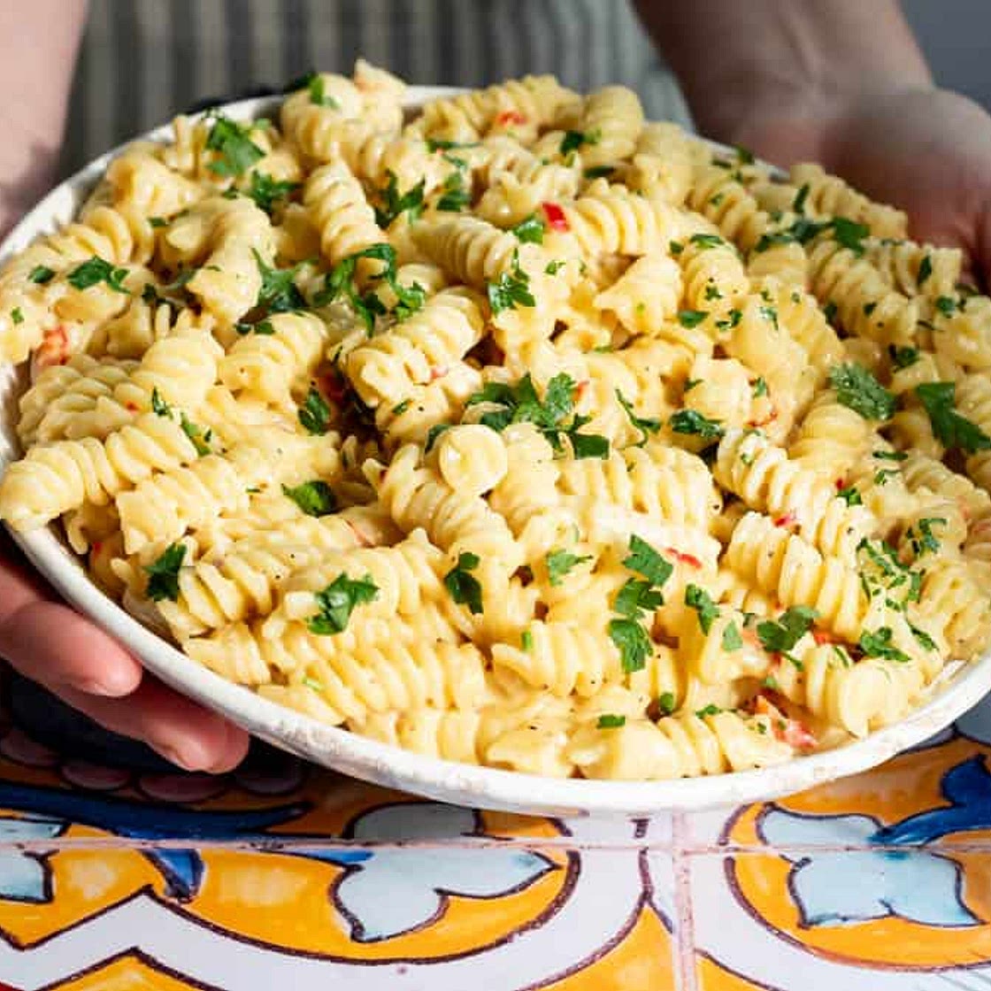 Quick and Easy Roasted Garlic Pasta With Cream