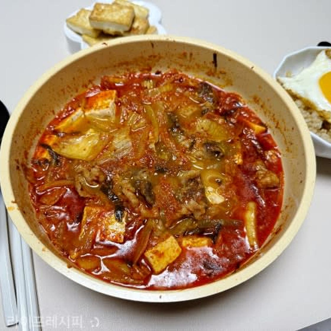 김치찌개 맛있게 끓이는법 고소하고 깊은 맛이 일품 차돌박이 김치찌개