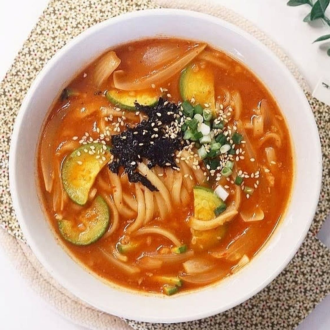 얼큰하면서도 묵직한 고추장 장칼국수 끓이는 법