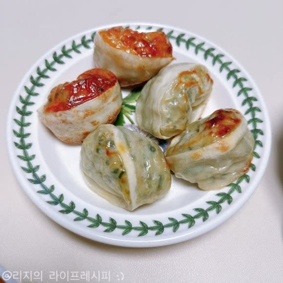 냉동만두 굽기 냉동만두 오븐 에어프라이어 활용 손쉽게 군만두 굽는법