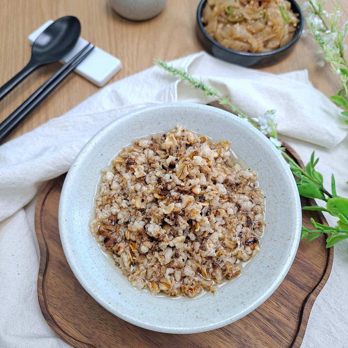 아침식단 오트밀 누룽지탕과 들기름 묵은지 볶음