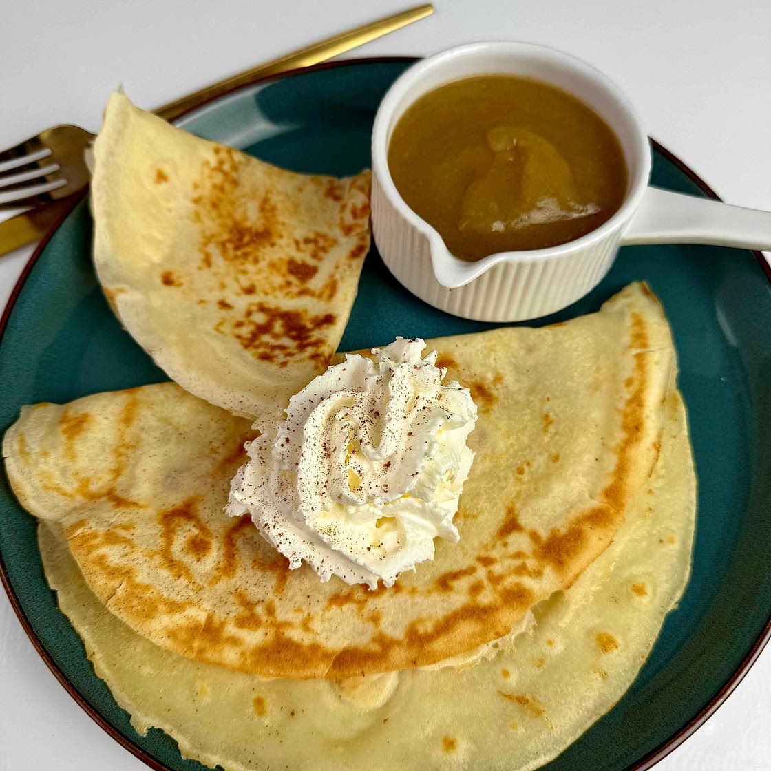 Pancakes with apple sauce - Pfannkuchen mit Apfelmus 