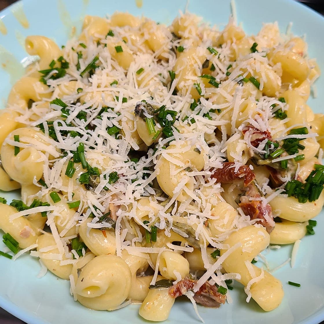 Creamy Garlic Sun-Dried Tomato Pasta
