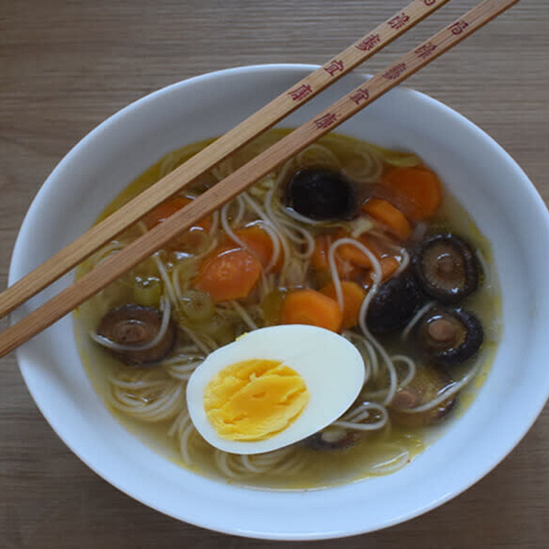 Sopa de Shiitake y verduras 🍄‍🟫🥕🍜
