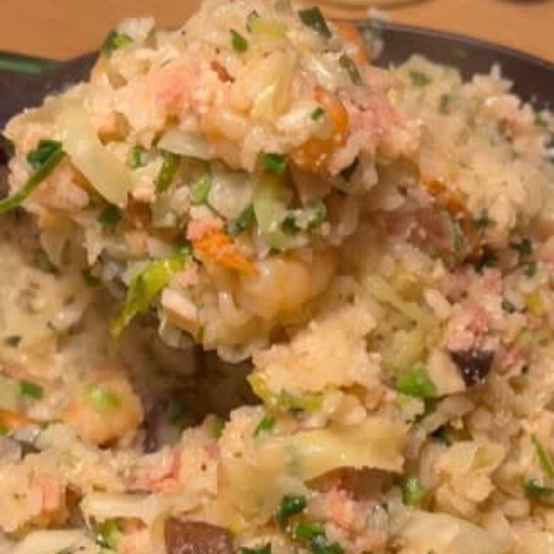 눈여겨보던 스타우브 냄비를 구매했답니다☺️ 저 사이즈가 불고기나 국을 끓일 때 저희 5인가족이 먹기에 딱 좋은 사이즈 일 것 같더라고요! 색도 너무 예쁘고 사이즈도 정말 딱 좋아서 너무 만족했어요 깨끗하게 세척해서 오늘 아침에 가자미 덮밥 했어요~ 너무 짜지 않게 먹으니 가자미도 부들부들해서 아침에 먹기 참 좋은 것 같아요~ 레시피도 간단하답니다 ✏ 재료 - 가자미 , 배추, 양파, 쪽파 소스 - 다진마늘 1스푼, 간장 2스푼 (1스푼 15ml), 설탕