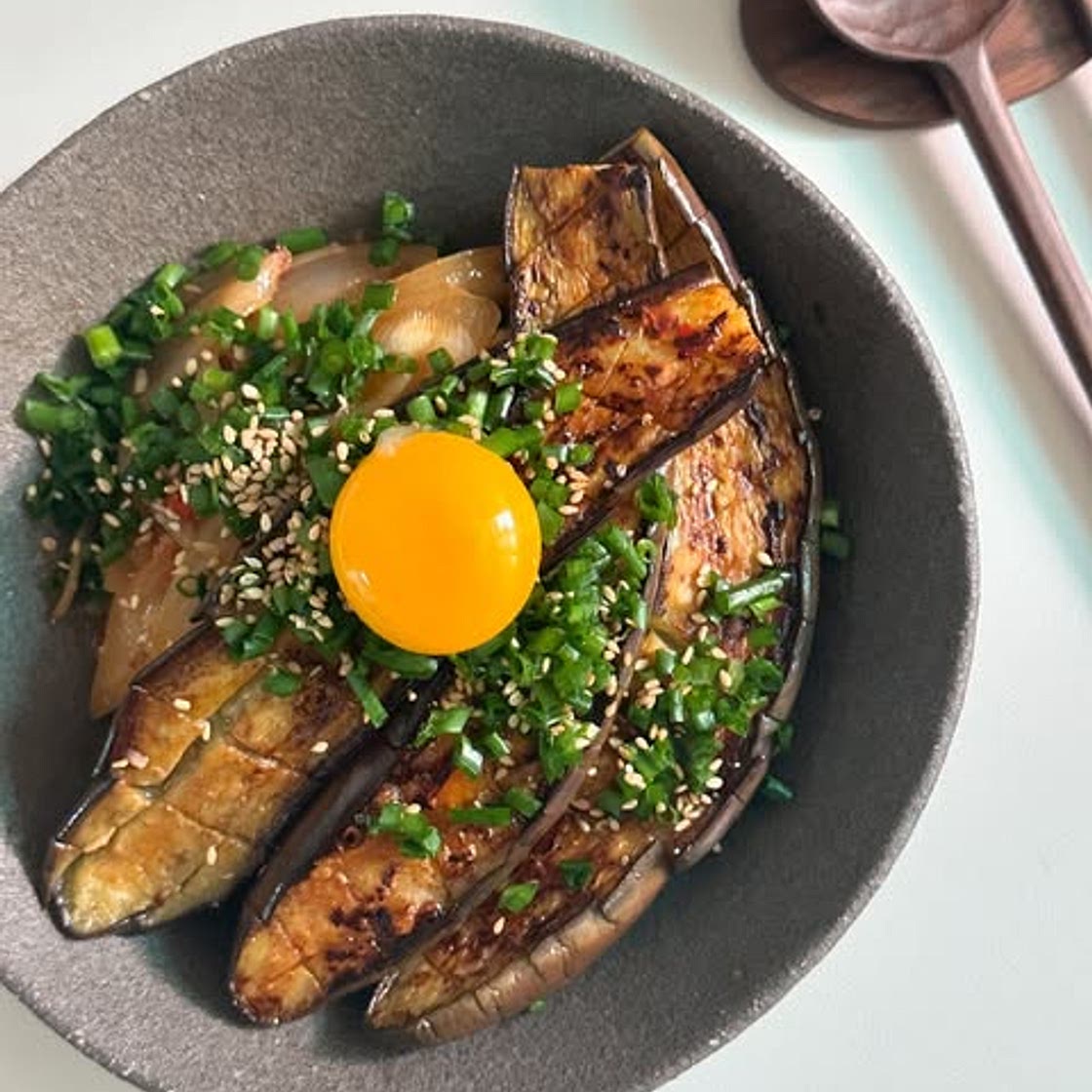 가지스테이크 덮밥