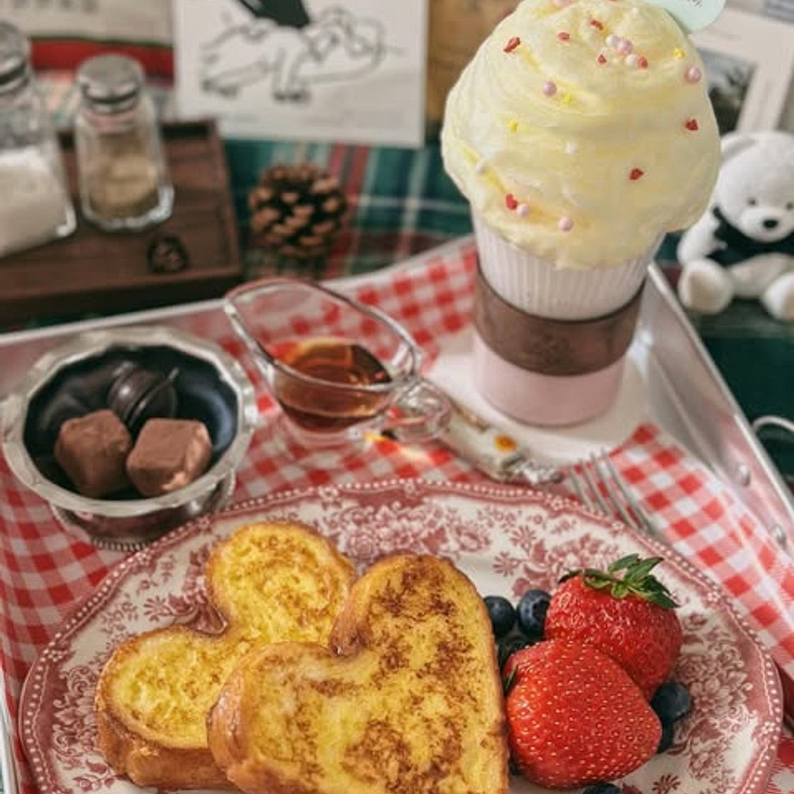 솜사탕 딸기 스무디와 하트 식빵