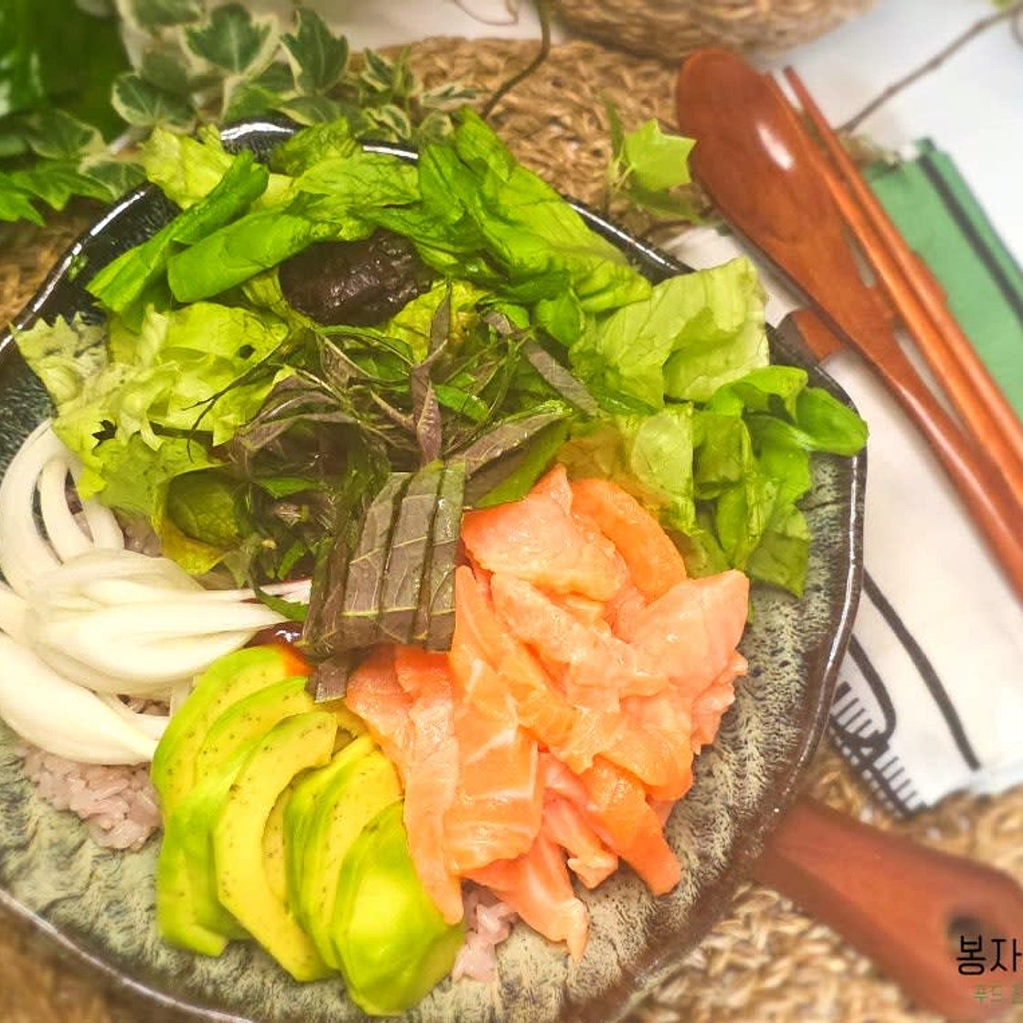 생 연어 회덮밥