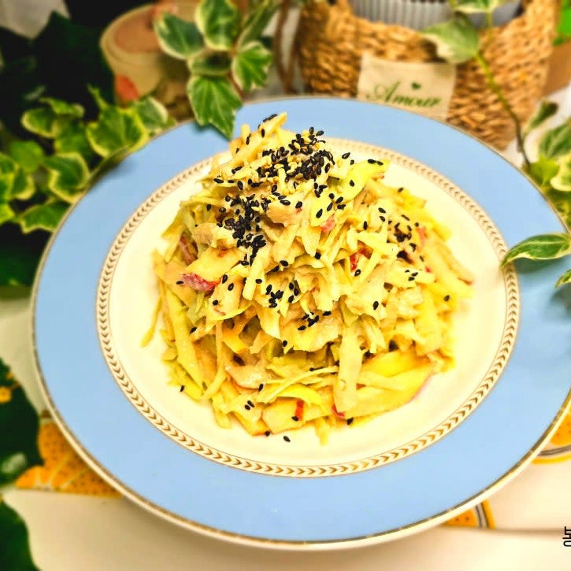 두부 드레싱을 곁들인 사과 양배추 샐러드