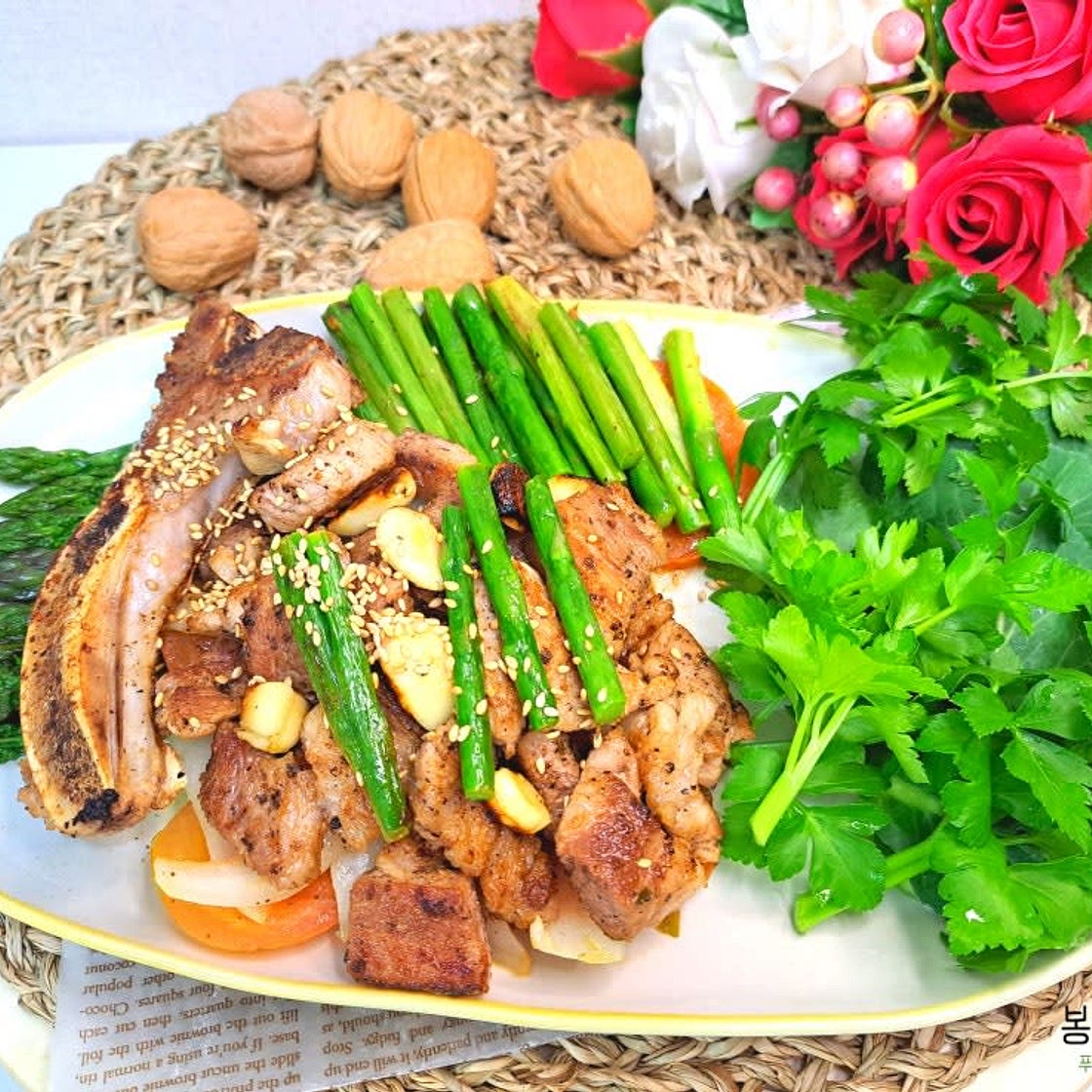 제철 요리: 아스파라거스와 토마토, 돈마호크 통구이