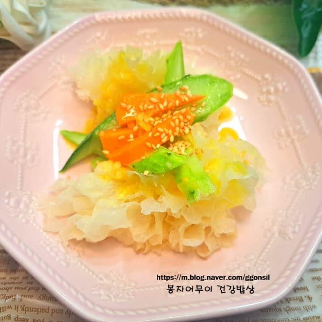 톡 쏘는 달콤함 - 흰 목이버섯과 냉채 소스의 조화