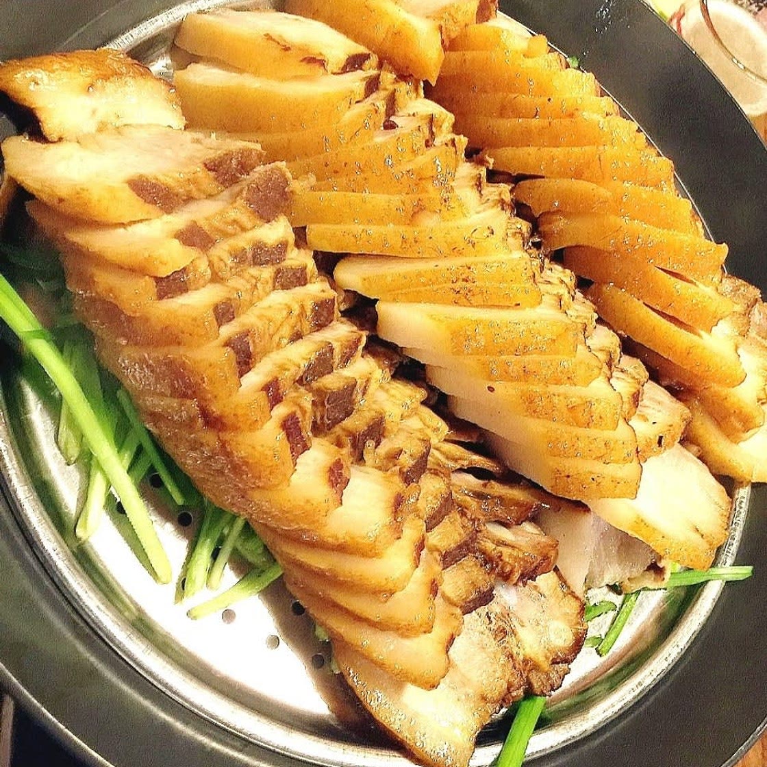 김장김치와 함께 즐기는 돼지고기 수육과 굴보쌈