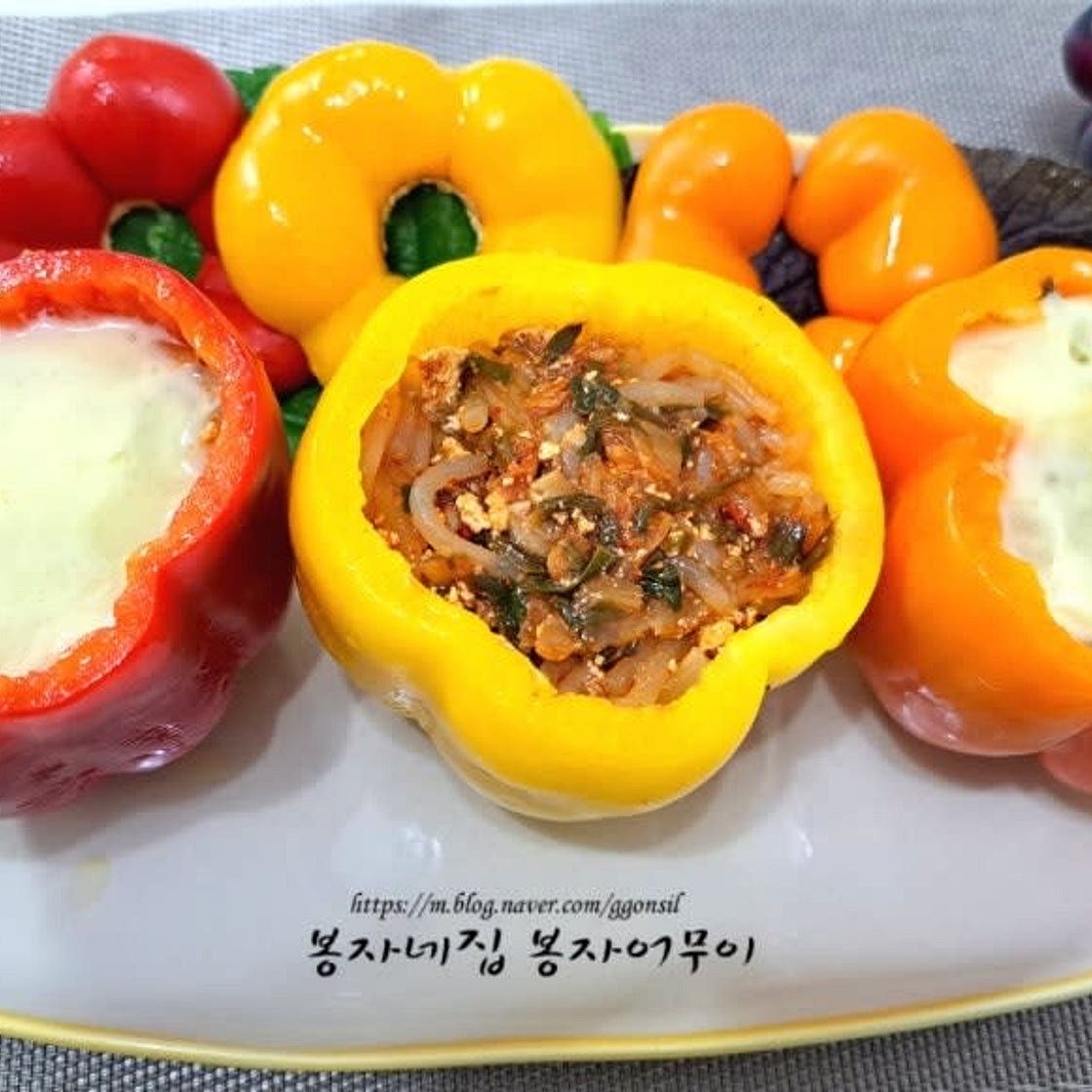 만두소를 채운 파프리카 요리