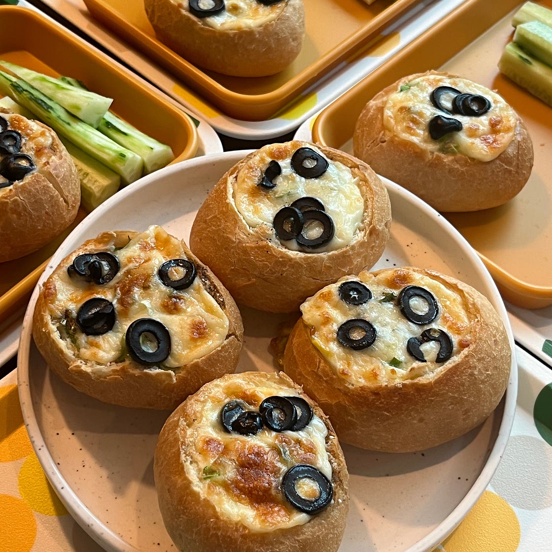 치즈계란빵과 토마토 주스