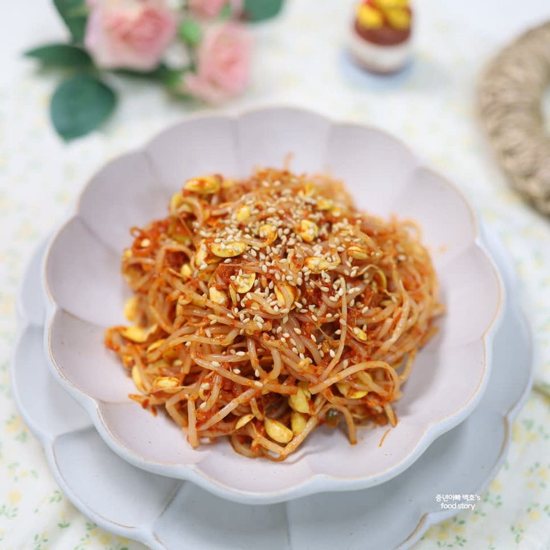 콩나물: 1봉지 (300g) 양념 재료 대파: 1T (송송 썰기) 고춧가루: 2T 양조간장: 1/2T 다진 마늘: 1/2T 참기름: 1T 통깨: 1T (또는 깻가루) 소금: 약간 (옵션) (T는 밥 수저 기준)