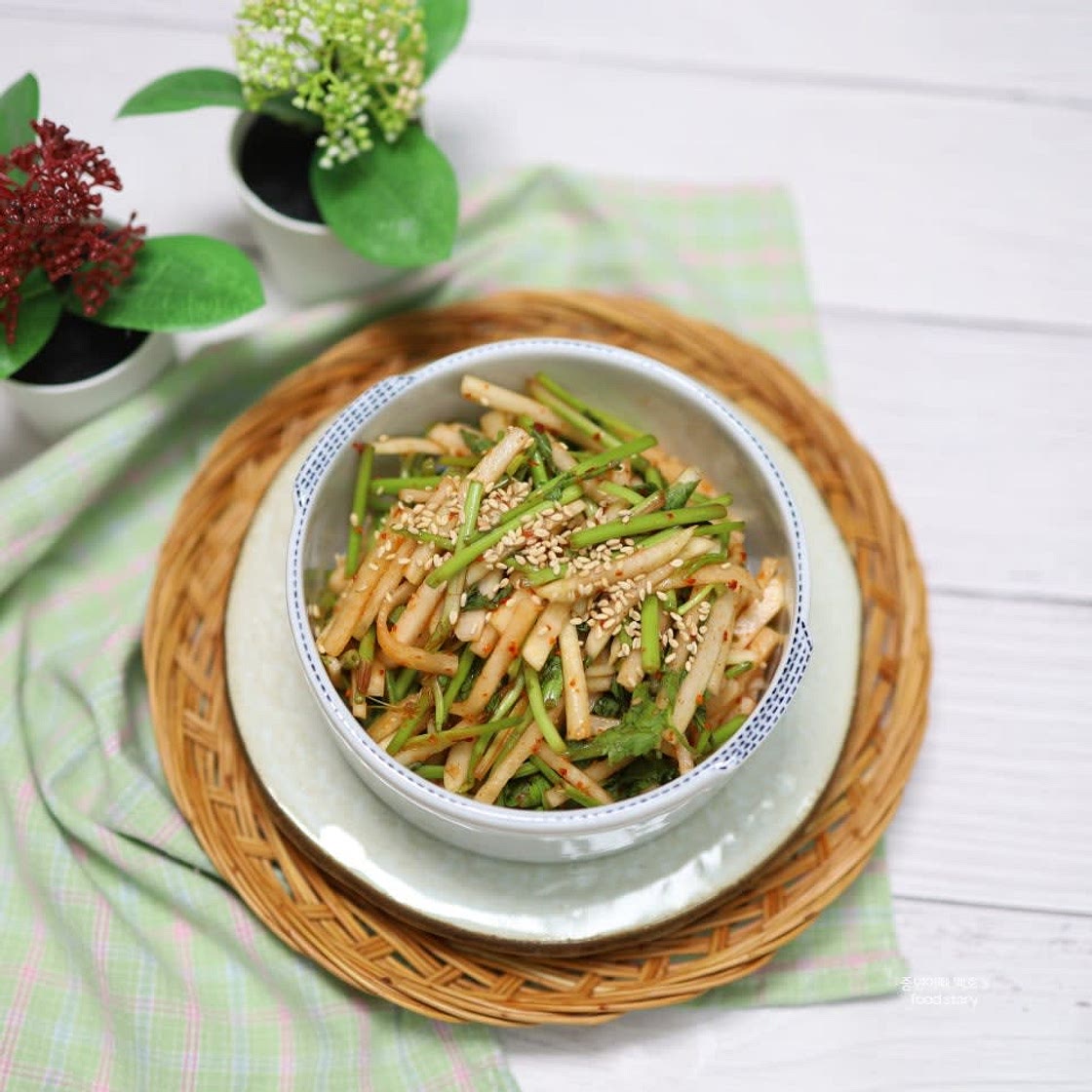 무생채 미나리무침 만드는법 미나리 요리 생으로 겉절이 새콤달콤 무무침