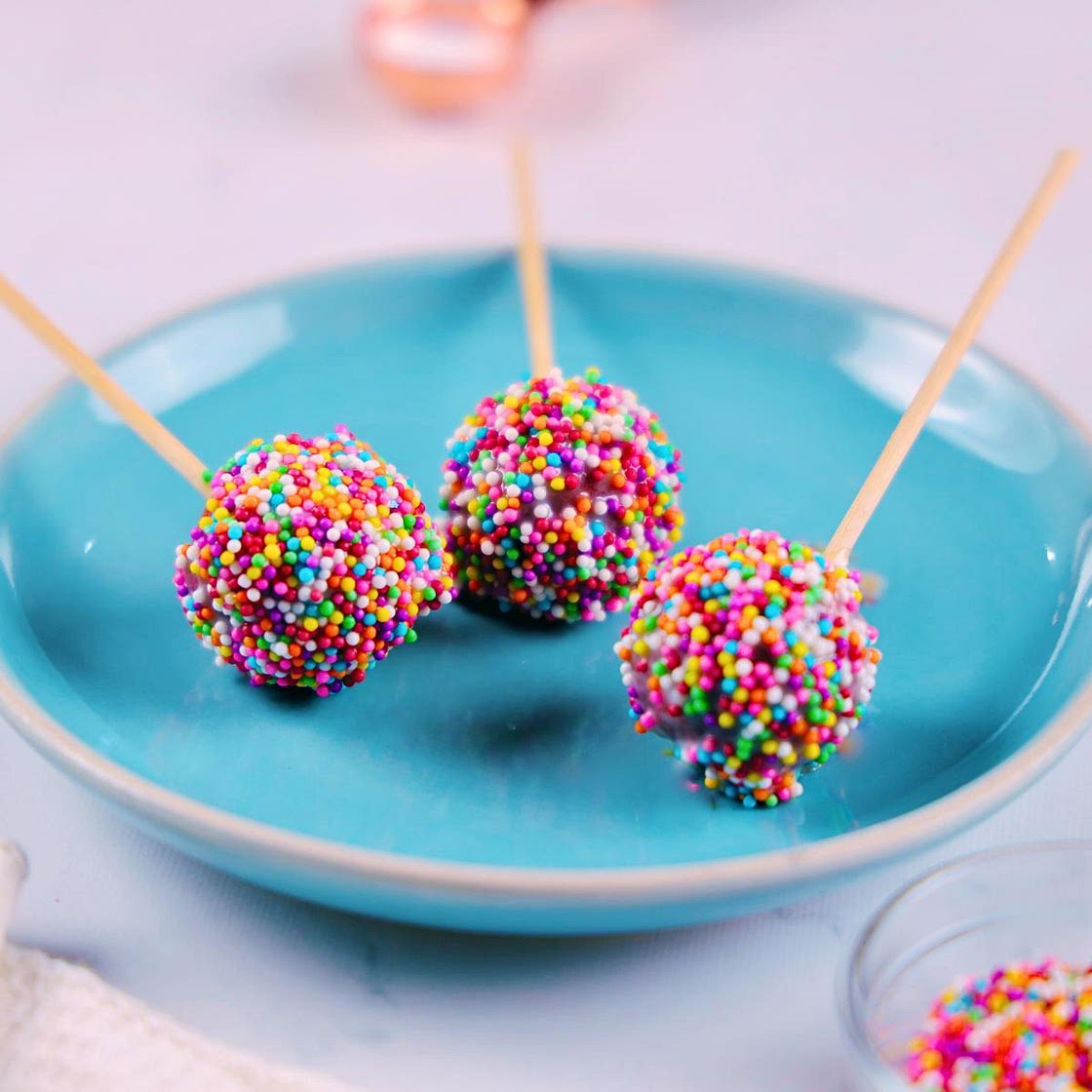 Easy Red Velvet Cake Pops for Valentine's Recipe