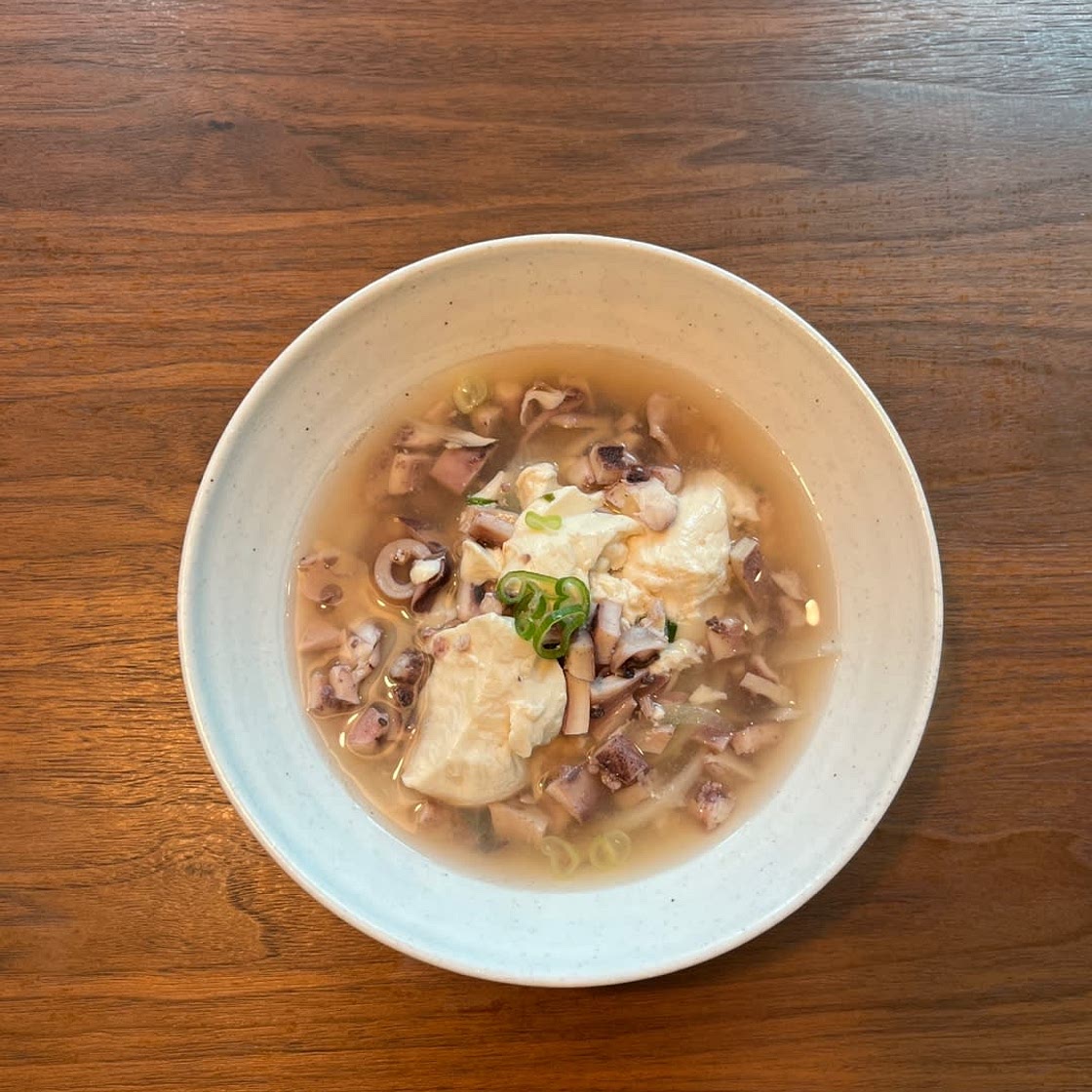 오징어 순두부국, 씻은 김치 무침, 당근전