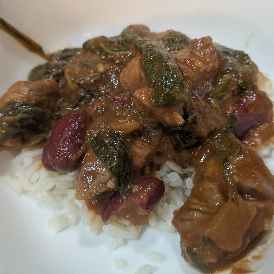 Spinach stew with beef and red kidney beans