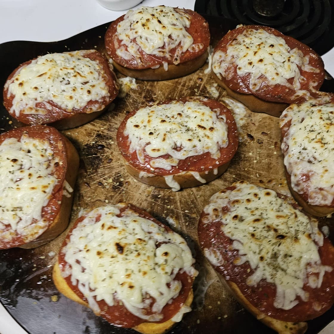 Quick & Easy Dinner Idea: Garlic Toast Pizzas