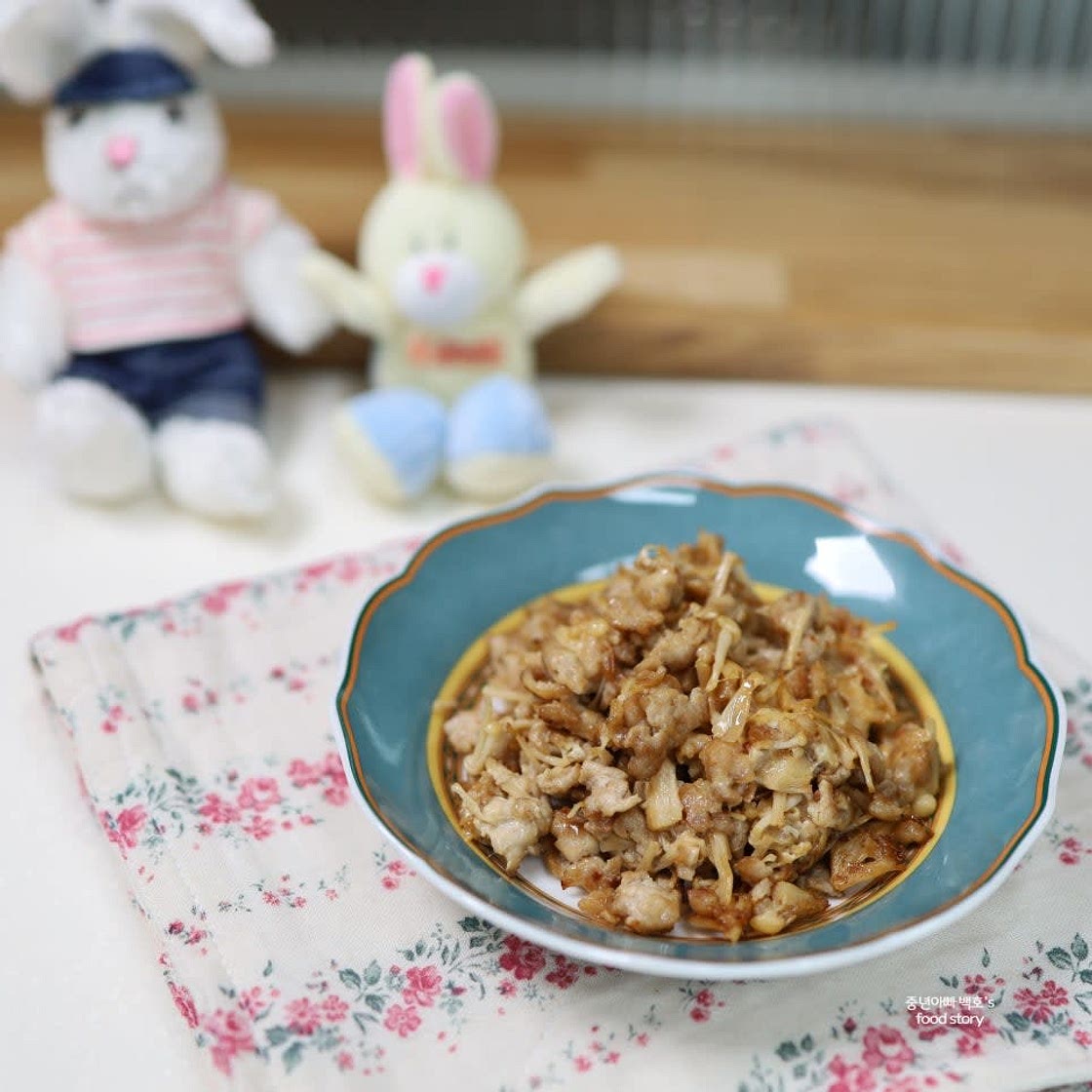 다진 돼지고기와 팽이버섯 볶음