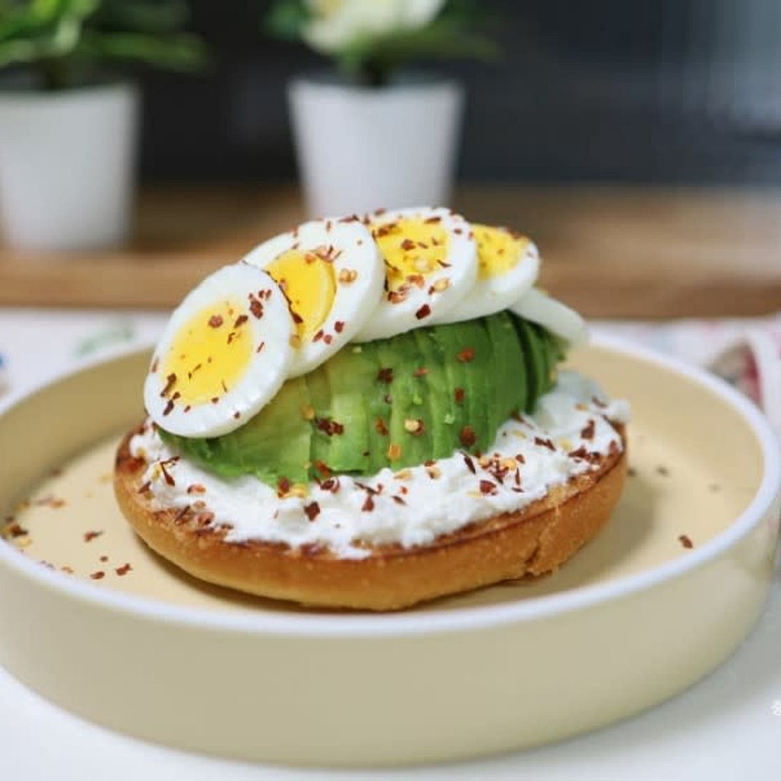 아보카도 오픈샌드위치
