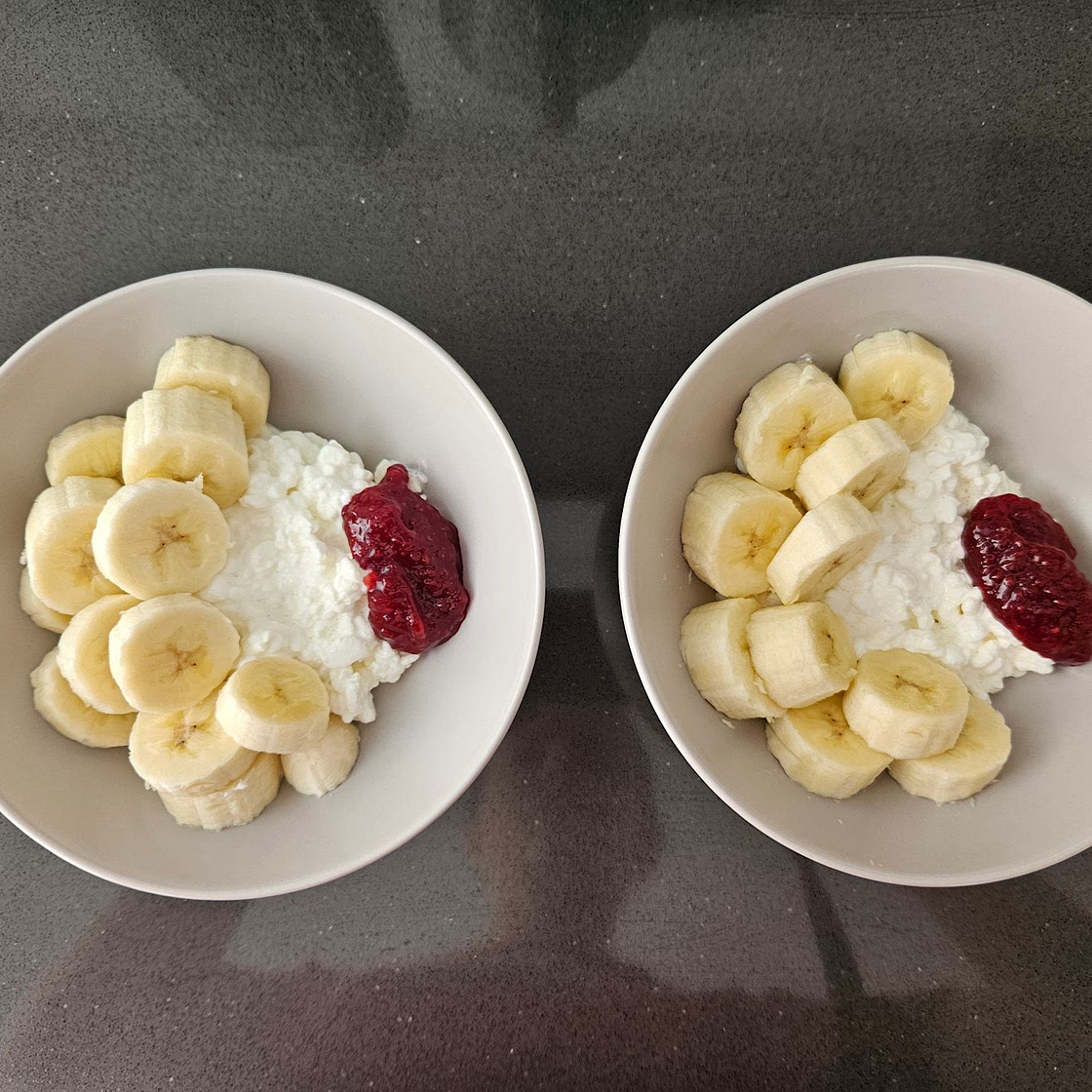 Творог с вареньем и фруктами