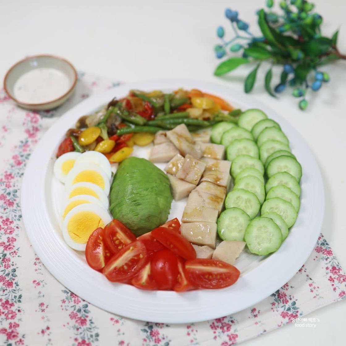 닭가슴살과 함께 샐러드로 아보카도 먹는법